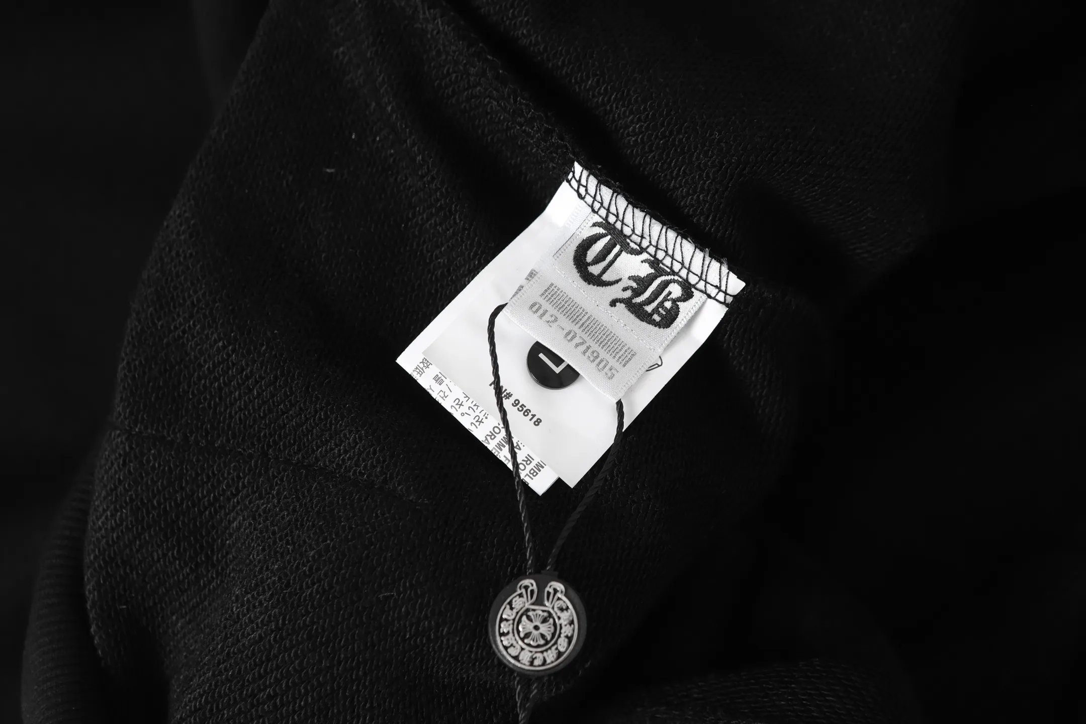 M38—P210 -Chrome Hearts/Chrome Hearts printed sweatshirt cardigan jacket -420 grams of high-density, high-quality wool, soft, delicate and skin-friendly, soft and silky to the touch, warm and skin-friendly -The hardware and zipper accessories are all customized and full of details -Colour: black -Size: S M L XL